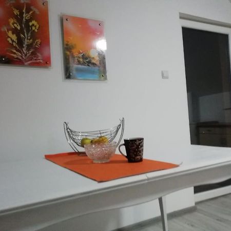 Apartman Salus Tuzla Buitenkant foto